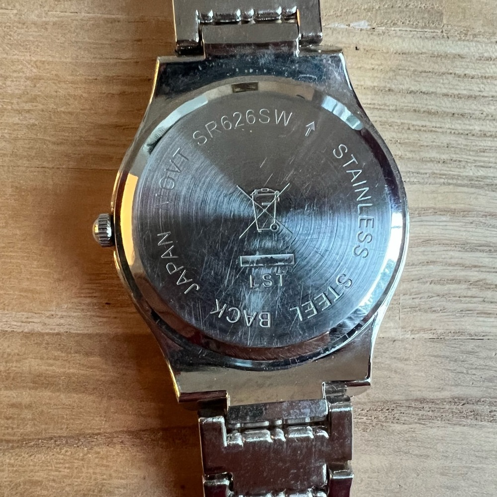 Avon ladies silver tone Beachy fashion watch NEW BATTERY - Picture 3 of 7